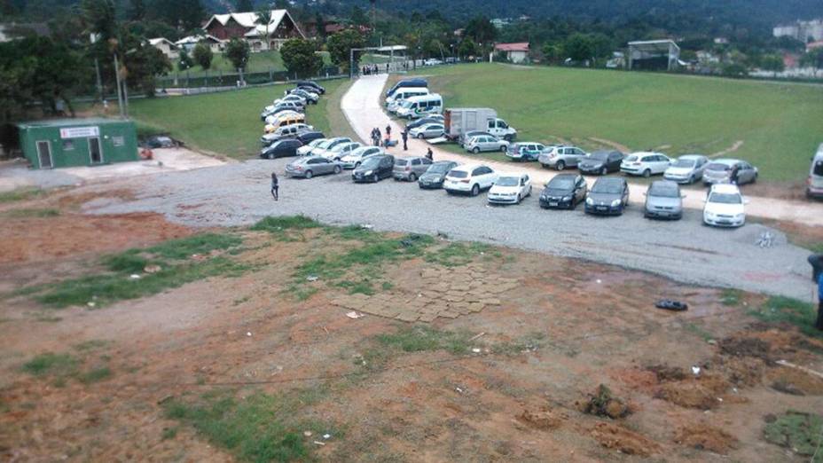 A Granja Comary, em Teresópolis, no dia da apresentação da seleção: estacionamento improvisado