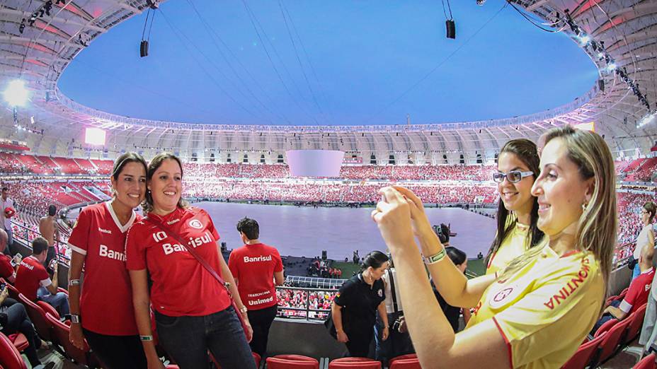 Festa de reinauguração do estádio Beira Rio que será palco de partidas da Copa do Mundo 2014
