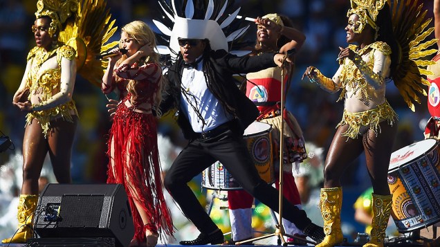 Carlinhos Brown e Shakira cantam durante a cerimônia de encerramento da Copa do Mundo no Maracanã, no Rio