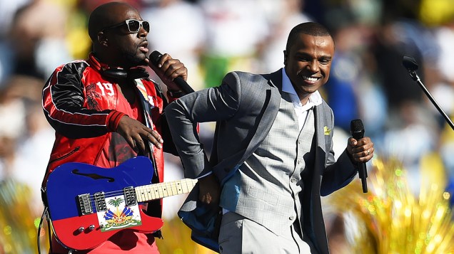 Alexandre Pires e o cantor haitiano Wyclef Jean cantam durante a cerimônia de encerramento da Copa do Mundo no Maracanã, no Rio