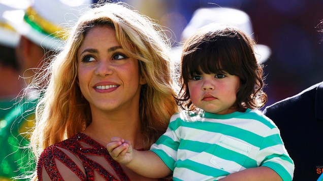 Shakira segura seu filho no colo durante a cerimônia da encerramento da Copa do Mundo no Maracanã, no Rio