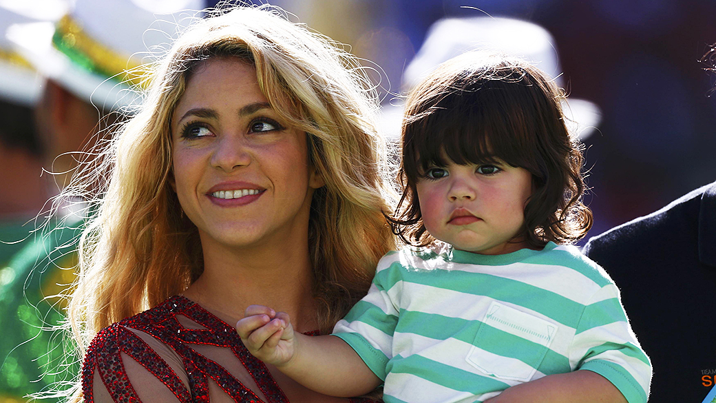 Shakira segura seu filho no colo durante a cerimônia da encerramento da Copa do Mundo no Maracanã, no Rio