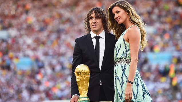 O ex-jogador espanhol Carles Puyol e a modelo Gisele Bündchen apresentam a Taça da Copa do Mundo na final no Maracanã, no Rio