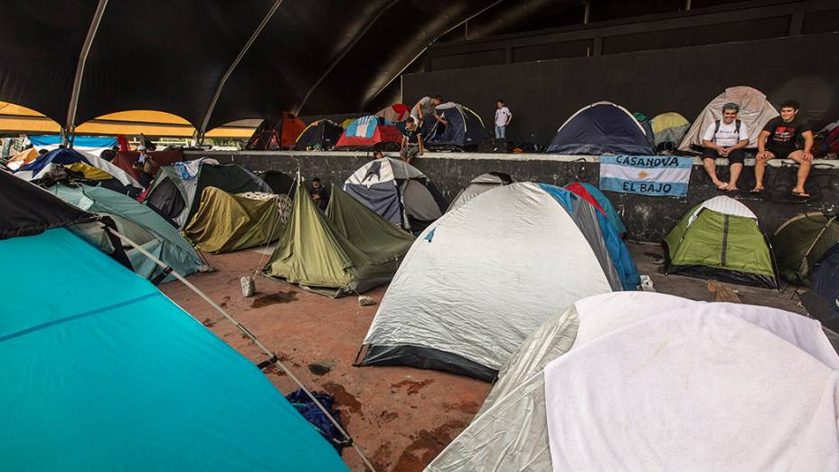 Torcedores argentinos montam acampamento no Terreirão do Samba, no Rio de Janeiro