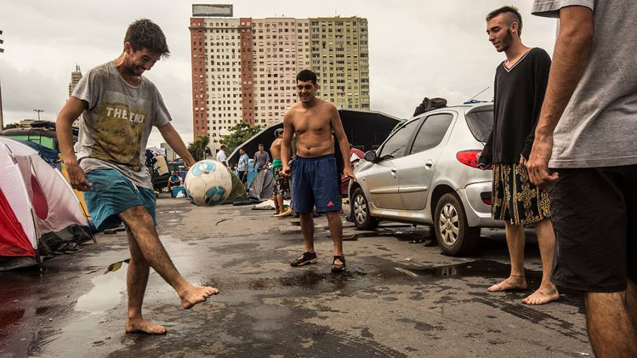 Argentinos jogam futebol em acampamento no Rio de Janeiro