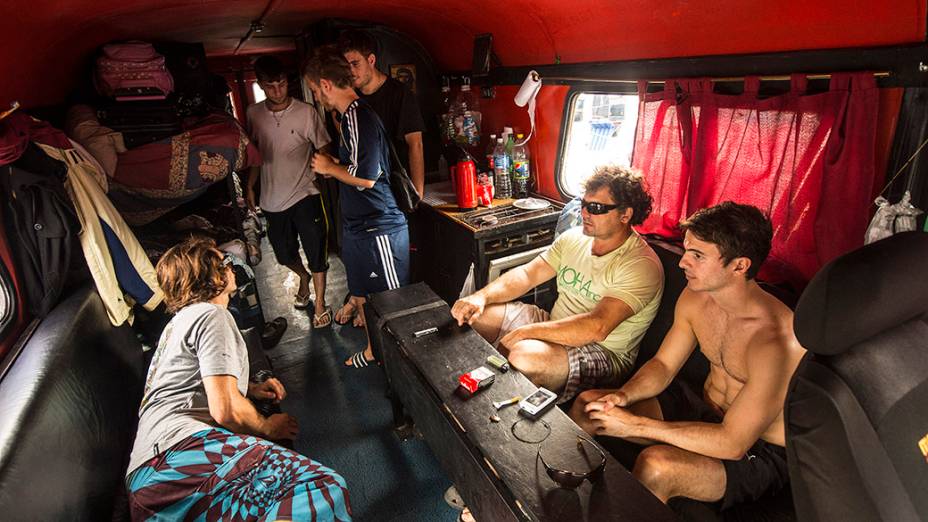 Argentinos dentro de trailher no Terreirão do Samba, em