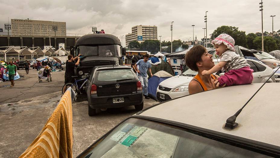 Torcedores argentinos no Terreirão do Samba, ao lado do sambódromo, no Rio de Janeiro