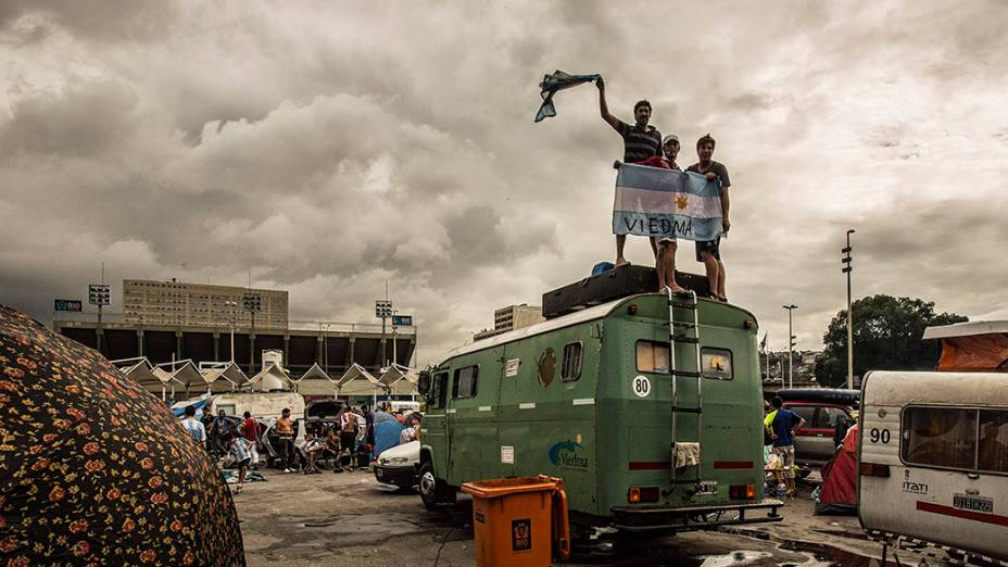 Torcedores argentinos no Terreirão do Samba, ao lado do sambódromo, no Rio de Janeiro