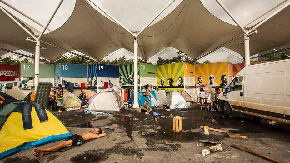 Torcedores argentinos no Terreirão do Samba, ao lado do sambódromo, no Rio de Janeiro