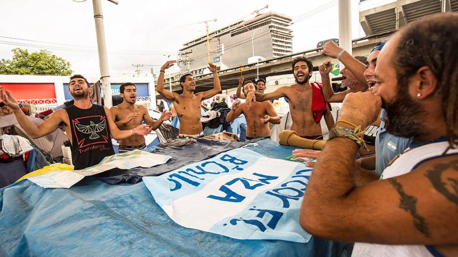 Torcedores argentinos no Terreirão do Samba, ao lado do sambódromo, no Rio de Janeiro