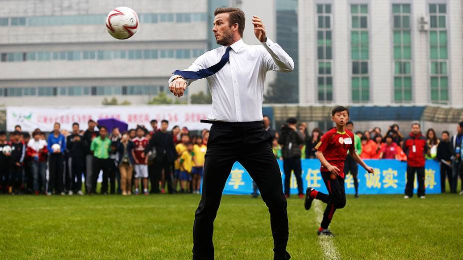 David Beckham joga futebol com a equipa de jovens em Hankou Literary and Sports Centeron, na China