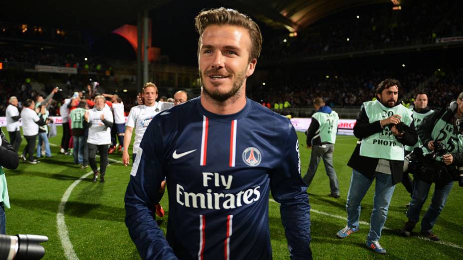 David Beckham comemora título da liga francesa, no estádio Gerland, em Lyon
