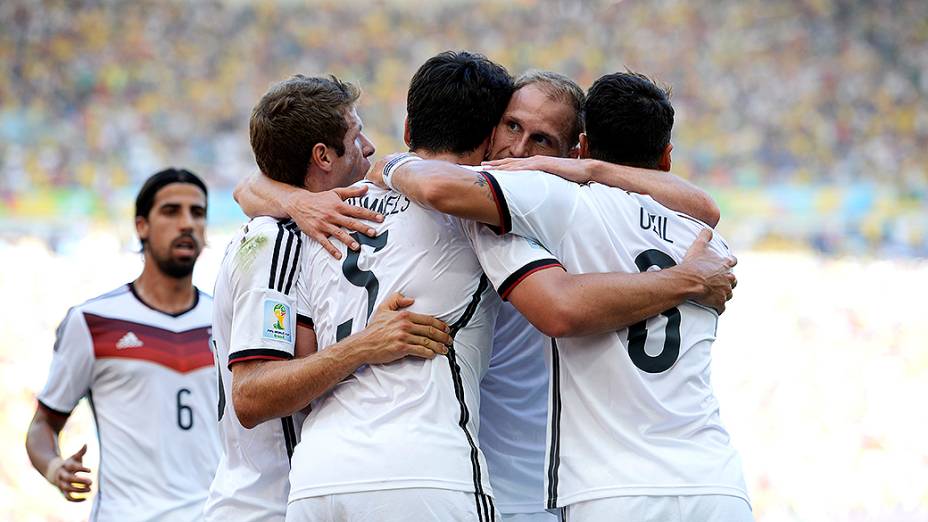 Jogadores da Alemanha comemoram gol marcado por Mats Hummels contra a França no Maracanã, no Rio