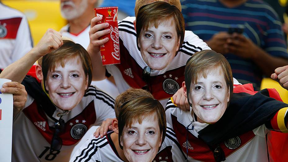 Torcedores usam máscara da chanceler da Alemanha Angela Merkel, durante jogo contra a França no Maracanã, no Rio
