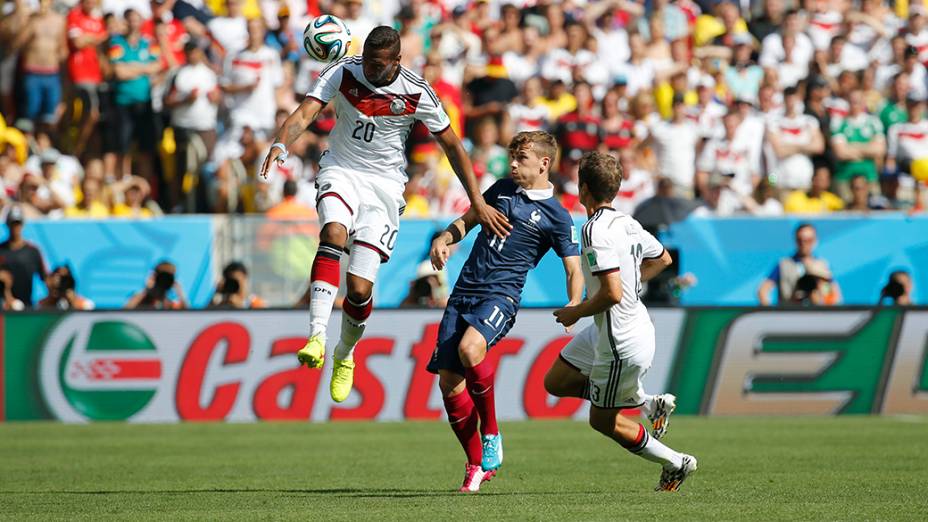 O alemão Boateng cabeceia a bola no jogo contra a França no Maracanã, no Rio