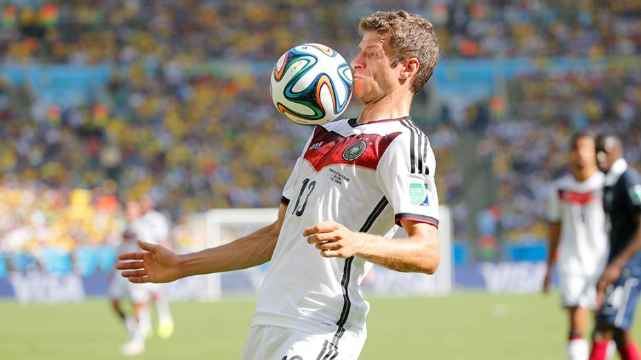 O alemão Thomas Müller domina a bola no peito durante o jogo contra a França no Maracanã, no Rio