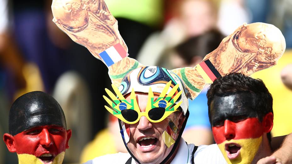 Torcedores de França e Alemanha durante as quartas de final da Copa no Maracanã, no Rio