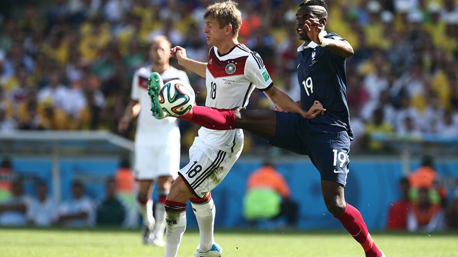 Jogadores de França e Alemanha disputam a bola no Maracanã, no Rio