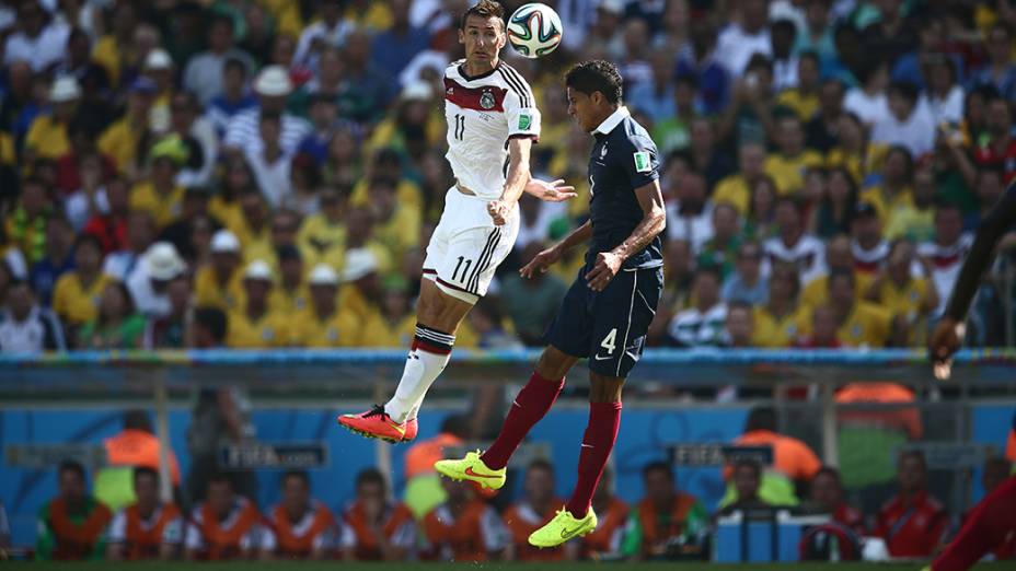 Jogadores de França e Alemanha disputam a bola no Maracanã, no Rio