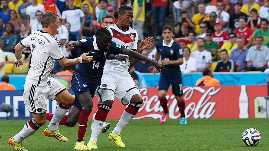 Jogadores de França e Alemanha disputam a bola no Maracanã, no Rio