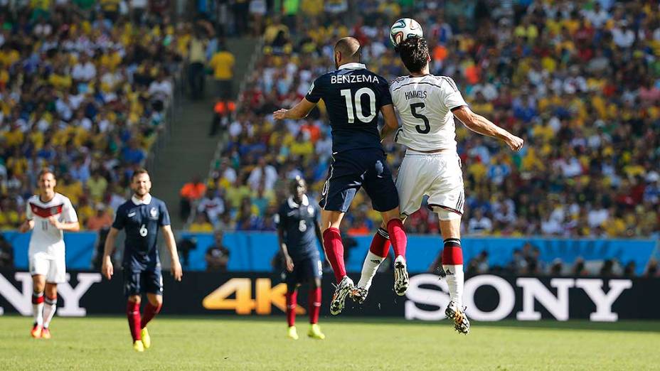 Benzema, da França, disputa a bola com o alemão Hummels no Maracanã, no Rio