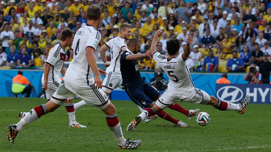 Benzema, da França, chuta a bola contra o gol da Alemanha