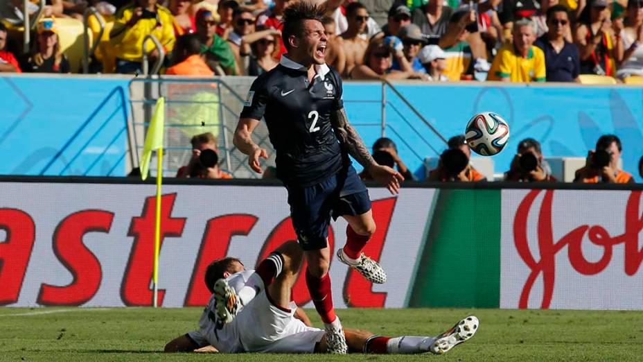 O francês Debuchy sofre falat no jogo contra a Alemanha