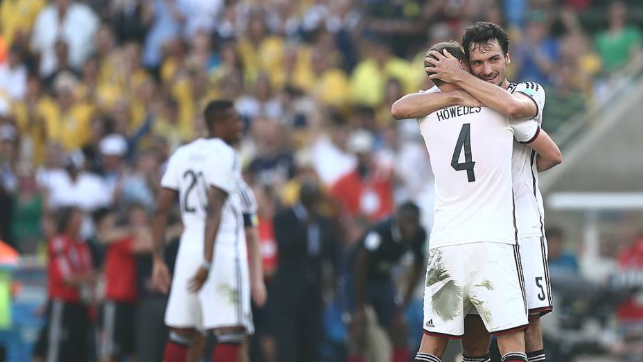 Jogadores da Alemanha comemoram classificação para as semifinais da Copa após vencerem a França
