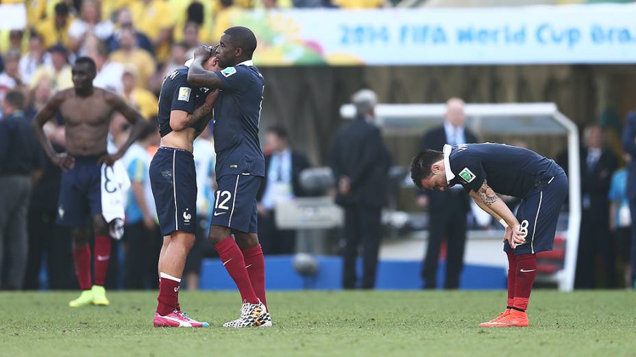 Jogadores da França lamentam derrota para a Alemanha nas quartas de final da Copa