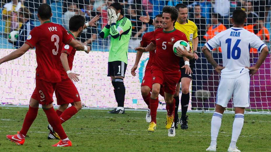 Jogador de Portugal Fabio Coentrão comemora após marcar gol contra Israel