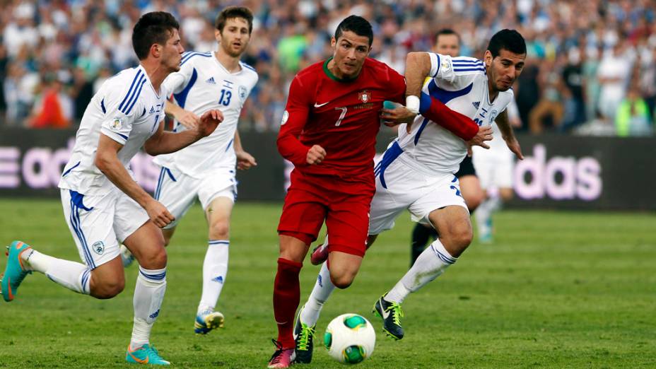 Cristiano Ronaldo briga pela bola no jogo contra Israel pelas eliminatórias