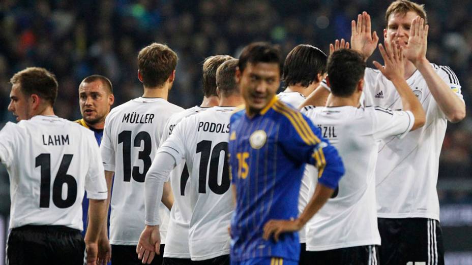 Jogadores da Alemanha comemoram a vitória por 3 a 0 sobre o Cazaquistão, pelas eliminatórias para a Copa do Mundo