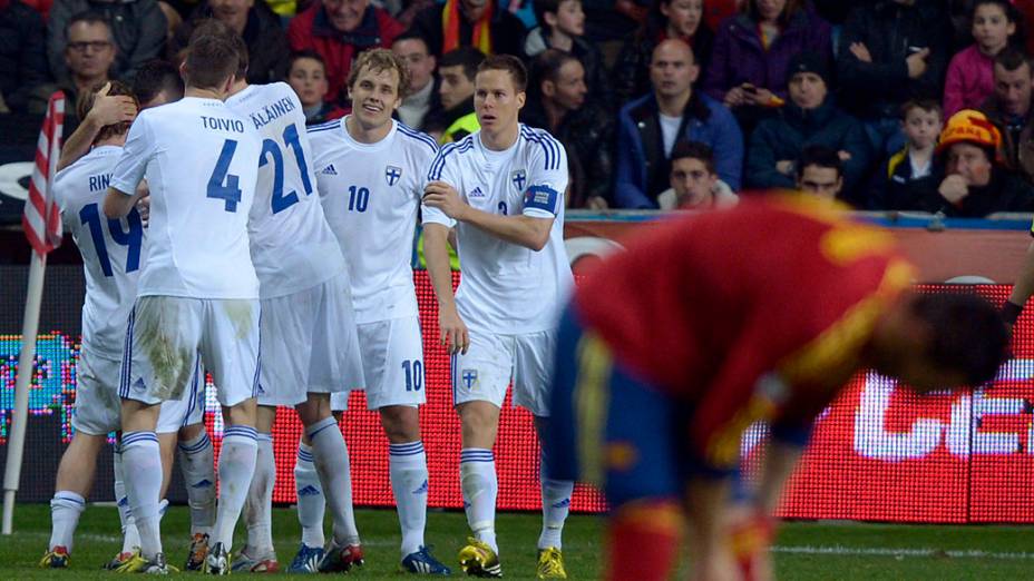 Jogadores da Finlândia comemoram empate de 1 a 1 no jogo contra a Espanha, pelas eliminatórias para a Copa do Mundo