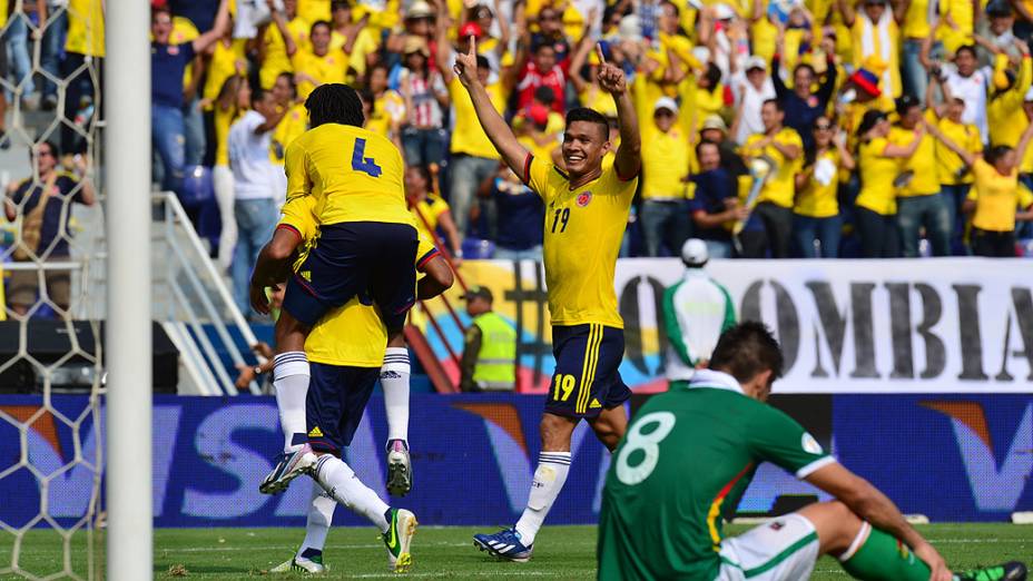 Colombianos comemoram gol contra a Bolívia nas eliminatórias da Copa do Mundo