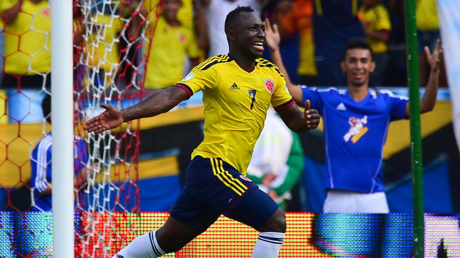 Pablo Estifer, da Colômbia, comemora gol contra a Bolívia nas eliminatórias da Copa do Mundo