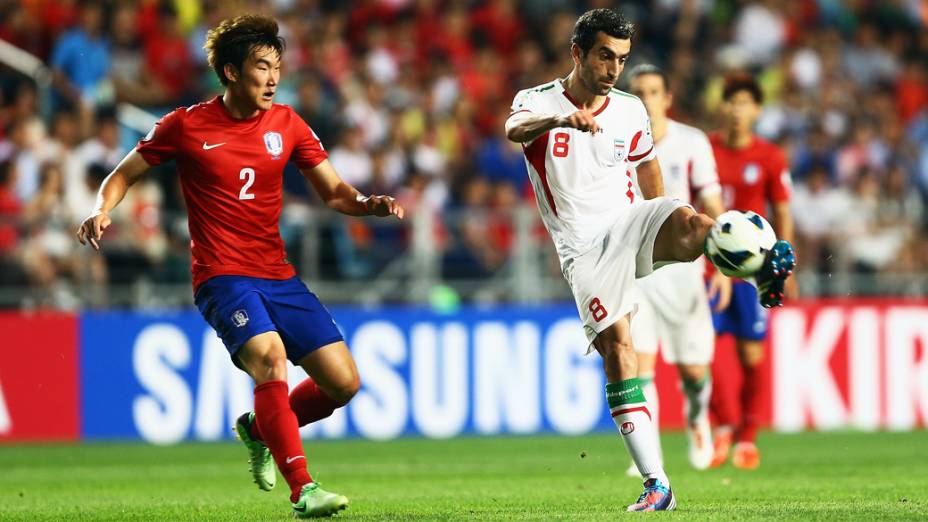 Disputa de bola durante jogo entre Coreia do Sul e Irã no Estádio Munsu Cup, em Ulsan, Coreia do Sul