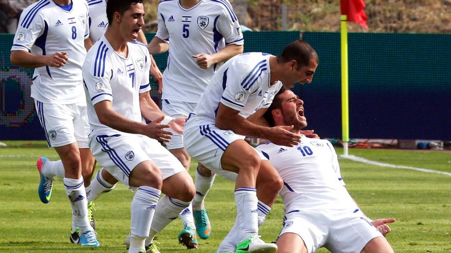 Jogadores de Israel comemoram gol contra Portugal, nas eliminatórias para a Copa do Mundo