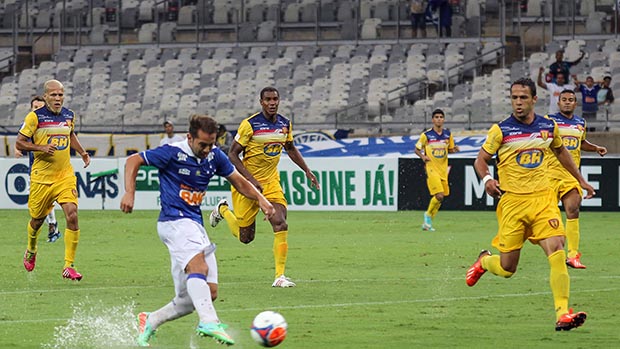 Everton Ribeiro tenta o gol durante partida entre Cruzeiro x Minas Boca, válida pelo Campeonato Mineiro, realizada no Estádio Mineirão