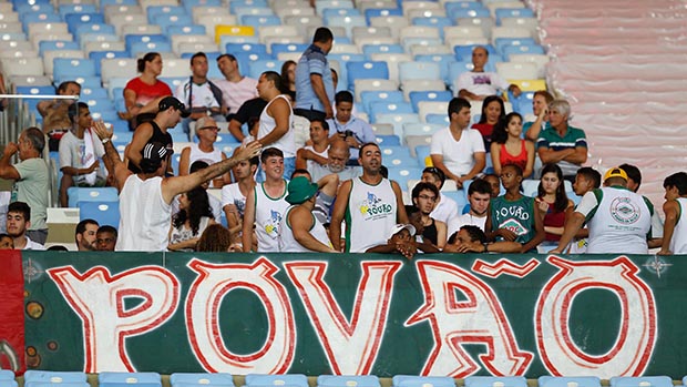 Torcida do Cabofriense durante partida contra o Flamengo, no Rio de Janeiro