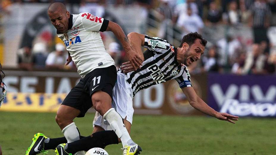 Edu Dracena e Emerson durante lance no jogo entre Corinthians e Santos, na primeira partida válida pela final do Campeonato Paulista realizada no Estádio do Pacaembu, São Paulo