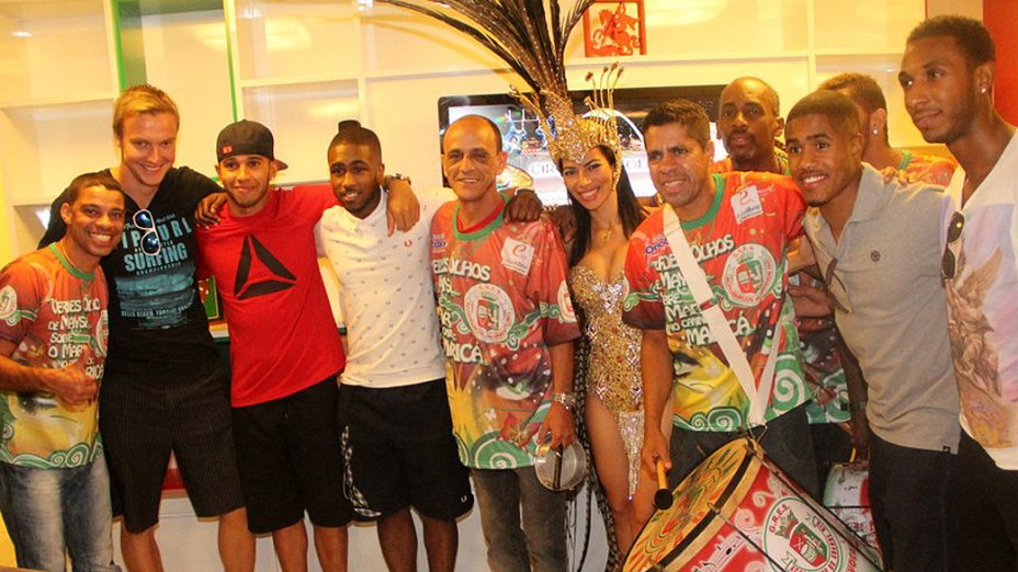 Piloto da equipe Mercedes de F1, Lewis Hamilton visita o barracão da Escola de Samba Grande Rio na Cidade do Samba, no Centro do Rio de Janeiro