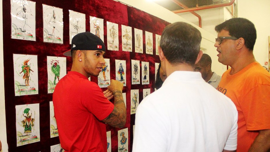 Piloto da equipe Mercedes de F1, Lewis Hamilton visita o barracão da Escola de Samba Grande Rio na Cidade do Samba, no Centro do Rio de Janeiro