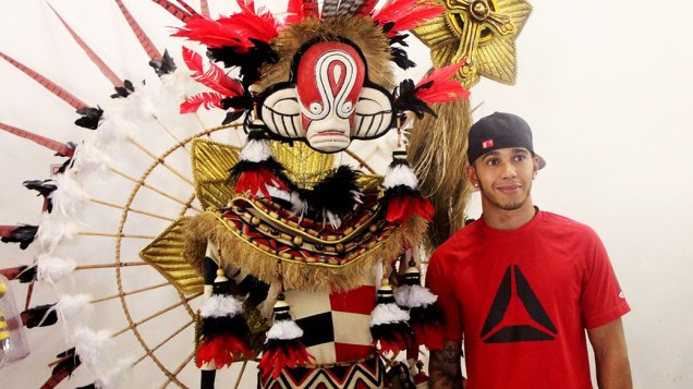 Piloto da equipe Mercedes de F1, Lewis Hamilton visita o barracão da Escola de Samba Grande Rio na Cidade do Samba, no Centro do Rio de Janeiro