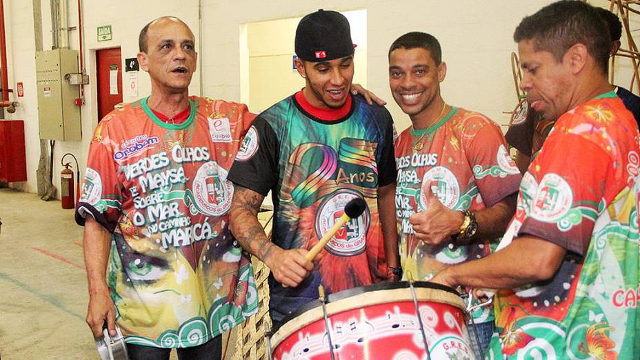 Piloto da equipe Mercedes de F1, Lewis Hamilton visita o barracão da Escola de Samba Grande Rio na Cidade do Samba, no Centro do Rio de Janeiro