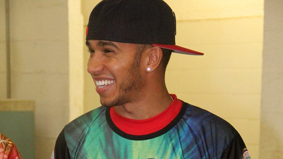 Piloto da equipe Mercedes de F1, Lewis Hamilton visita o barracão da Escola de Samba Grande Rio na Cidade do Samba, no Centro do Rio de Janeiro