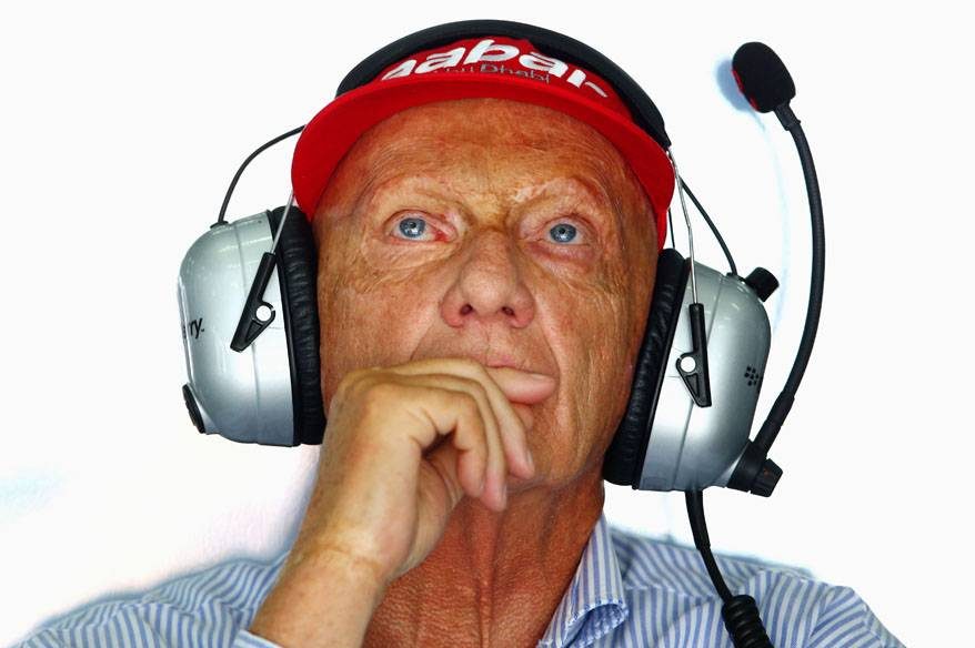 Niki Lauda observa os tempos da Mercedes durante os treinos para o GP da Malásia de 2013