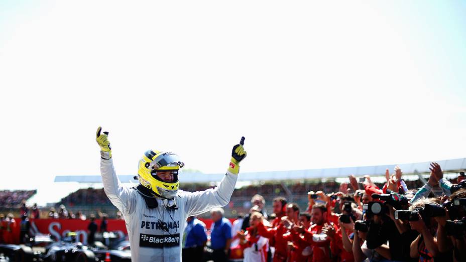 Nico Rosberg da Alemanha e da Mercedes GP comemora em parque fechado depois de vencer o GP de Silverstone