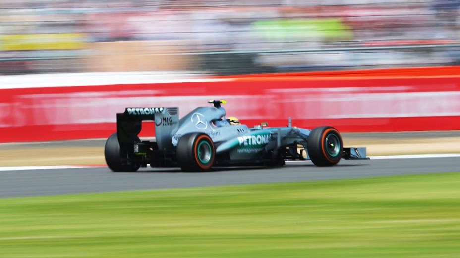 Lewis Hamilton da Mercedes dirige durante GP de Silverstone