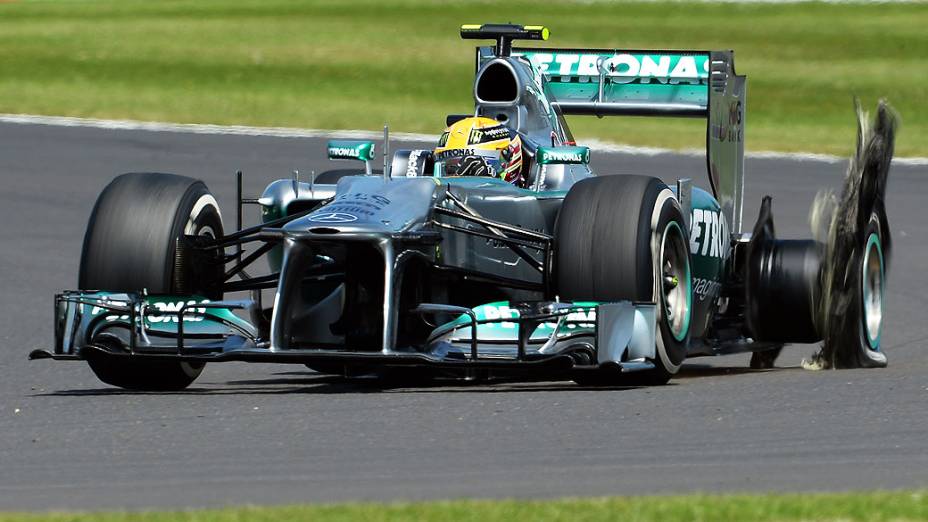 Lewis Hamilton da Mercedes tem uma falha no pneu traseiro esquerdo durante o GP de Silverstone