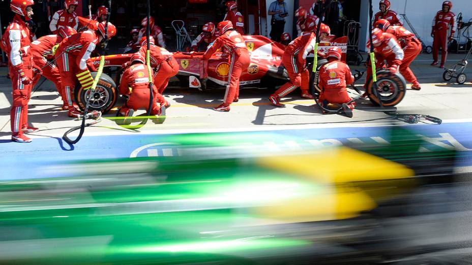 Ferrari de Fernando Alonso da Espanha faz um pit stop durante o Grande Prêmio da Inglaterra no circuito de Silverstone